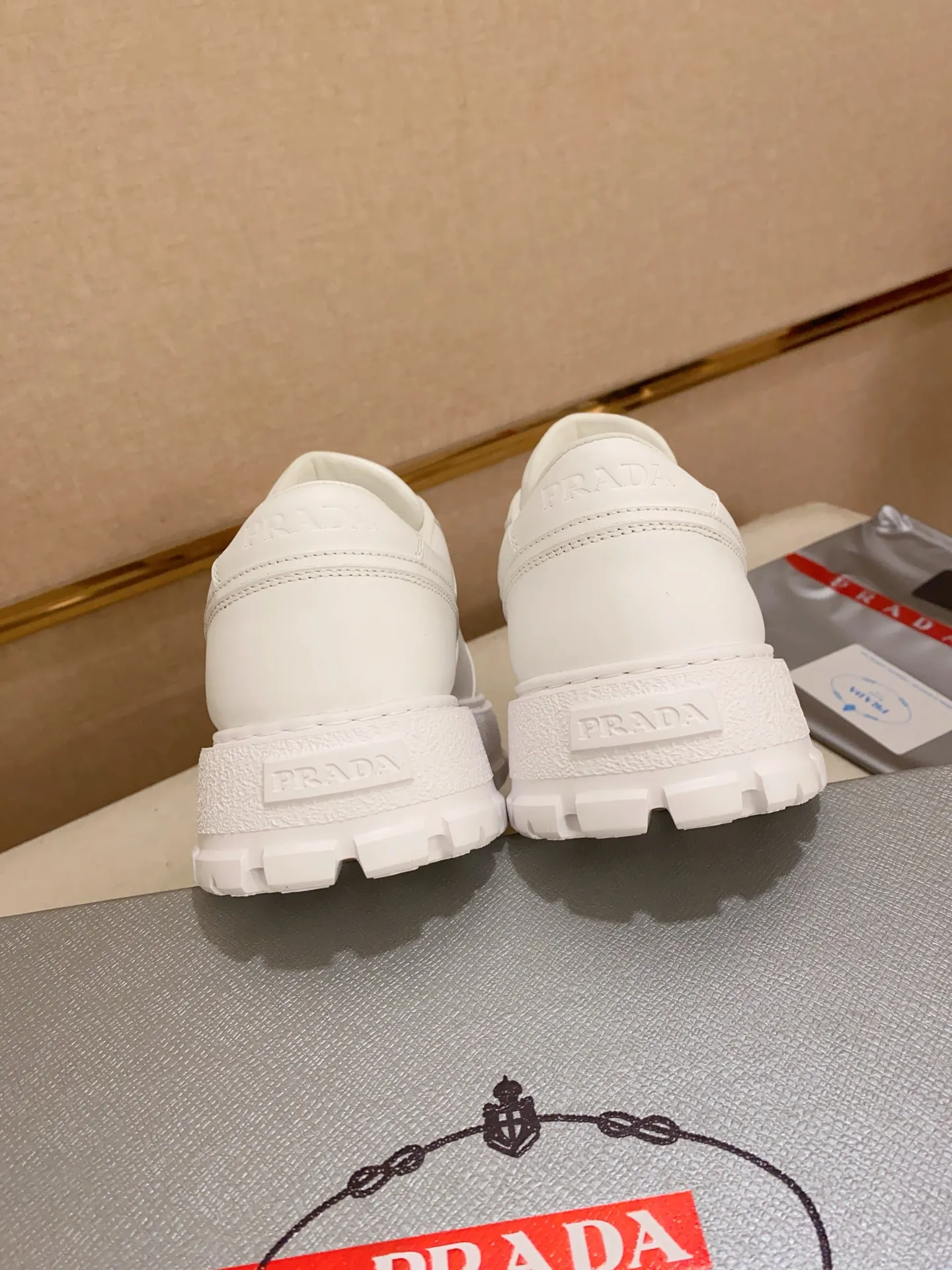 Men's shoes💰 620💰 ✔️✔️✔️Higher version High-quality new PRADA counters are launched simultaneously. The new men's shoes and 😘fabrics are selected from first-layer cowhide and are made by pure handicrafts. Lining: Full cowhide lining. 👍🏿 High-end ☄️ air-cushion molded anti-slip rubber outsole, exquisite lines, simple and elegant, comfortable and high-end for leisure travel. Code number: 38 to 44
